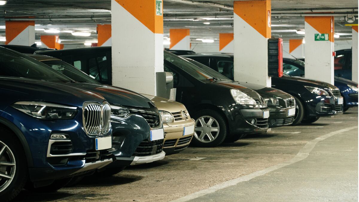 El accesorio adhesivo para el garaje que protege el coche al aparcar en plazas estrechas