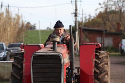 El expresidente de Uruguay, José Mujica, maneja su tractor tras su encuentro con el vicealcalde de Barcelona (España), el argentino Gerardo Pisarello, en Montevideo (Uruguay).