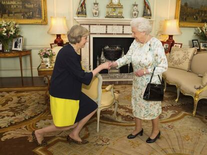 La reina Isabel rep Theresa May.