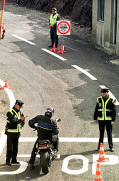 Policías y guardias civiles, en el paso de Portbou.