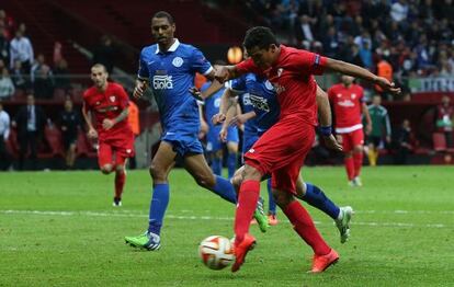 El colombiano, Carlos Bacca, durante el partido contra el Dnipro.