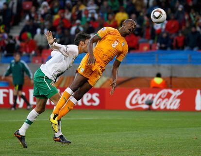 El marfileño Salomon Kalou intenta rematar de cabeza frente a la portería de Portugal.