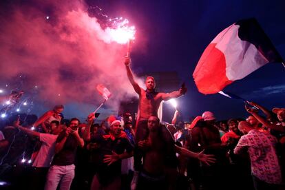 Segundos depois de a França conseguir sua segunda Copa do Mundo, depois de derrotar a Croácia por 4x2 em Moscou, milhões de franceses foram às ruas celebrar o triunfo de sua seleção, o que marcou o início de uma noite de intenso trabalho para os 63.500 policiais, 46.500 'gendarmes', e 44.000 bombeiros distribuídos para evitar incidentes. Na imagem, celebrações em frente ao Arco do Triunfo, em Paris.