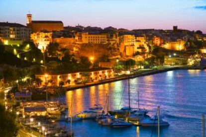 Panorámica del puerto de Mahón al atardecer.