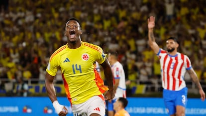 Jhon Durán de Colombia celebra un gol ante Paraguay este martes en un partido de las eliminatorias sudamericanas para el Mundial de 2026.
