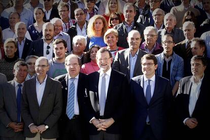 El presidente del Gobierno y del PP, Mariano Rajoy (2d), posa junto al presidente de Castilla y León, Juan Vicente Herrera (2i); el presidente de la Diputación provincial, Javier Iglesias (i), y el alcalde Salamanca, Alfonso Fernández Mañueco (d), durante un acto público del partido hoy en Béjar (Salamanca)