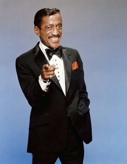 “Tengo la conciencia tranquila”, solía decirle a sus amigos un francamente arruinado Sammy Davis Jr. (Nueva York, 1925- California, 1990), “no debo dinero a nadie que lo necesite, casi todas mis deudas son con el gobierno de los Estados Unidos”. Esas deudas llegaron a sumar casi 15 millones de dólares, porque el cantante de Harlem, como muchos otros famosos, cogió la costumbre de dejar de pagar impuestos en cuanto sintió que eran un lujo que no podía permitirse. En los mejores años de su carrera, entre finales de los 40 y mediados de los 60, cuando formaba parte del 'Rat Pack' de Frank Sinatra, Sammy ganaba más de un millón de dólares anuales con sus giras. En 1989, ya en bancarrota tras años de pésimas inversiones y lujos excéntricos, decidió no extirparse un tumor en la garganta porque temía que la operación afectase a sus cuerdas vocales. “No tengo ni un centavo ahorrado, y si no puedo seguir cantando, me moriré de hambre”, fue su razonamiento. Muy poco después le mató el tumor que no había querido operarse. En la imagen, Sammy Davies Jr. en Los Ángeles, en 1988.