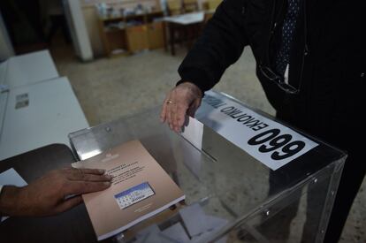 Un home diposita el seu vot en una mesa electoral a Atenes.