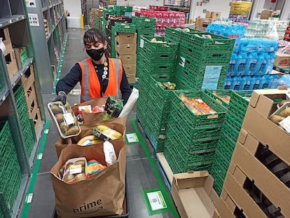 Una trabajadora de Amazon Fresh, en uno de los centros logísticos de la compañía.