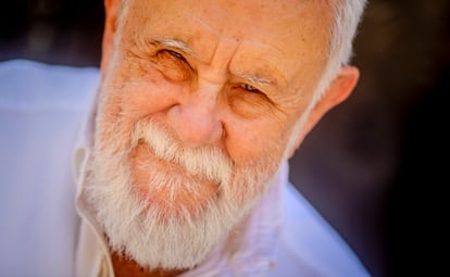 Gonzalo Suárez, con la sonrisa "sarcástica" que se le ha puesto con los años.