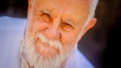 Gonzalo Suárez, con la sonrisa "sarcástica" que se le ha puesto con los años.