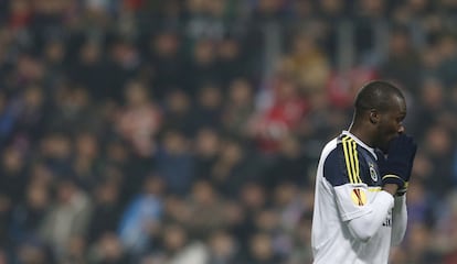 El jugador del Fenerbahce Moussa Sow se lamenta tras fallar una ocasión de gol.