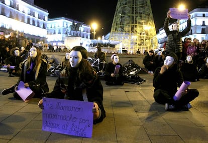 <p>La violencia de género no afecta solo a las mujeres, los menores también son víctimas directas e indirectas del machismo. En 2015, entró en vigor la Ley de Protección de la Infancia y la Adolescencia. Hasta ese momento, los menores no estaban contemplados como víctimas, algo que los juristas y colectivos feministas llevaban tiempo reclamando.</p><p>En la imagen, varias jóvenes protestan contra la violencia machista en la Puerta del Sol de Madrid, coincidiendo con el Día Internacional contra la violencia de género.</p>