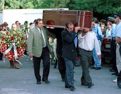 Familiares y amigos del agente fallecido trasladaban su féretro ayer durante el entierro.