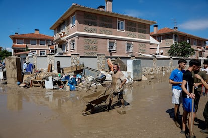 Villamanta (Madrid), este martes, día en que la presidenta de la Comunidad de Madrid, Isabel Díaz Ayuso, ha recorrido la zona más afectada por la dana.