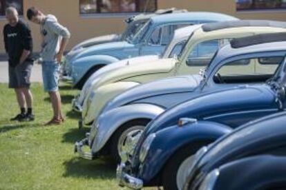 Visitantes observan varios modelos del mítico Beetle de Volkswagen en la sexta edición de la reunión Beetle en Cudrefin, suroeste de Suiza. EFE/Archivo