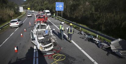 Una furgoneta, destrozada en una carretera de Moa&ntilde;a (Pontevedra) tras chocar contra un turismo.