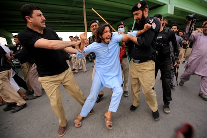 La policía detiene en Peshawar a un simpatizante del exprimer ministro de Pakistán, cuya detención este sábado ha provocado protestas en varias ciudades de Pakistán.