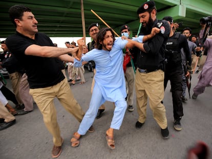 La policía detiene en Peshawar a un simpatizante del exprimer ministro de Pakistán, cuya detención este sábado ha provocado protestas en varias ciudades de Pakistán.