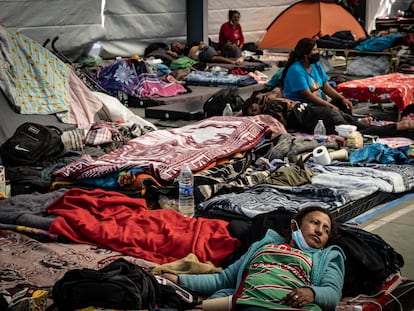 Migrantes centroamericanos se encuentran en el albergue "Casa del peregrino" de la Ciudad de México.