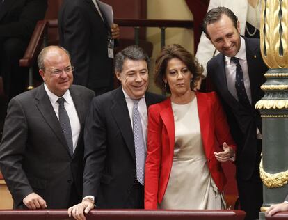 Los presidentes auton&oacute;micos Jos&eacute; Antonio Monago, de Extremadura; Ignacio Gonz&aacute;lez, de la Comunidad de Madrid; Yolanda Barcina, de Navarra, y Jos&eacute; Ram&oacute;n Bauz&aacute;, de Baleares, durante el acto de proclamaci&oacute;n ante las Cortes Generales del Rey Felipe VI.