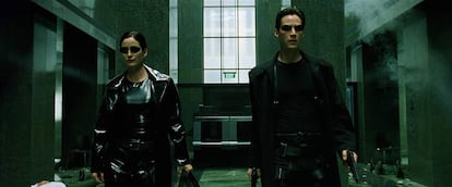 Los personajes de Keanu Reeves y Carrie-Anne Moss, en un fotograma de la primera entrega de 'Matrix'.