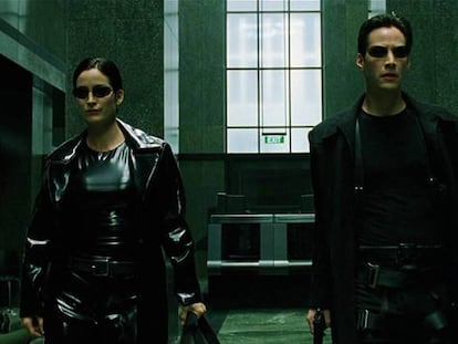 Los personajes de Keanu Reeves y Carrie-Anne Moss, en un fotograma de la primera entrega de 'Matrix'.