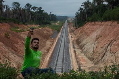 Agricultor do acampamento Rio Sossego tira selfie em novo ramal ferroviário feito pela Vale para escoar a produção do S11D, o maior projeto de extração de minério de ferro do mundo, que entrará em operação nos próximos meses.