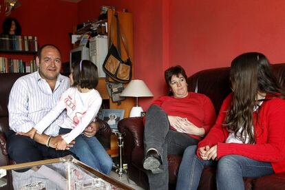 Paula y Marta junto a sus padres. / Pérez Cabo