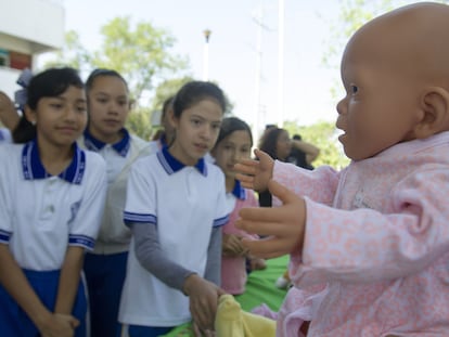 Un grupo de adolescentes observa un muñeco durante un taller para la prevención del embarazo juvenil en una escuela de Monterrey, en el Estado de Nuevo León.