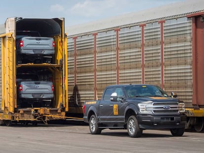 Así remolca un Ford F-150 eléctrico 500 toneladas de peso (vídeo)