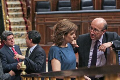 A la izquierda, Federico Trillo conversa con el diputado popular Jos Luis Aylln, ayer en el Congreso. En primer trmino, Soraya Senz de Santamara charla con Miguel ?ngel Corts.