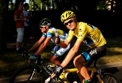 Chris Froome hace el signo de la victoria en la llegada a París