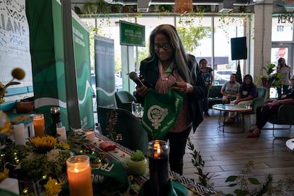 Rosa Hernández, defensora de los derechos humanos, coloca un objeto como ofrenda en un altar en Las Vegas, Nevada.