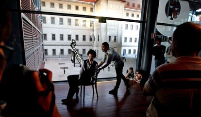La bailarina y coreógrafa Yoko Taira en dueto con Allan Falieri en varios ámbitos del Museo Reina Sofía.
