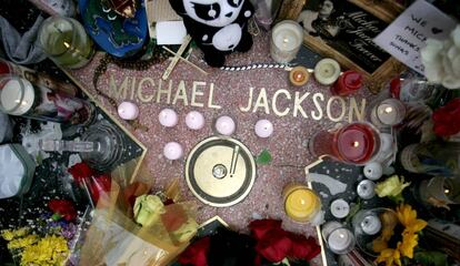 La estrella de Michael Jackson en el Paseo de la Fama, el día de la muerte del cantante, el 26 de junio de 2009