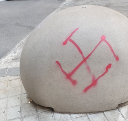 La cruz esvástica pintada en el bolardo enfrente de la sinagoga judía de Chamberí, en Madrid. 