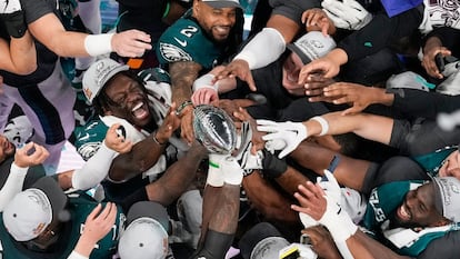 Los jugadores de los Philadelphia Eagles celebran su triunfo en la Super Bowl.