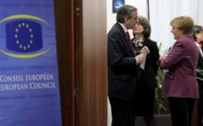 La canciller alemana, Angela Merkel, y el primer ministro griego, Antonis Samaras, en la Cumbre de la Unión Europea celebrada en Bruselas.