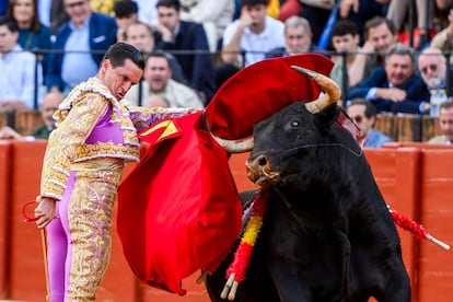 David Galván, en uno de los largos pases de pecho a su primer toro.