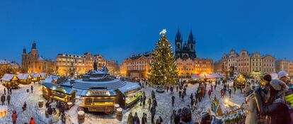 Mercado navideño en la plaza de la Ciudad Vieja de Praga.