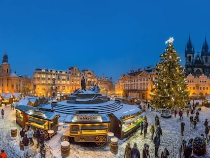 Mercado navideño en la plaza de la Ciudad Vieja de Praga.