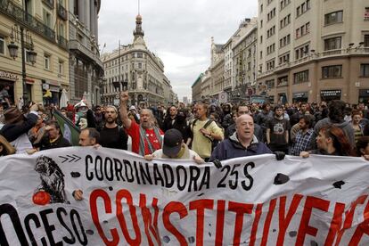 Asistentes a la protesta que llama a "asediar" la Cámara Baja recorren las calles del centro de Madrid.