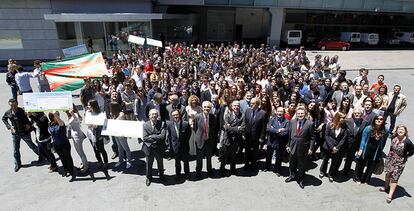 El ministro de Educación, Ángel Gabilondo, con responsables de EL PAÍS y de Endesa, en la IX entrega del premio de El País de los Estudiantes