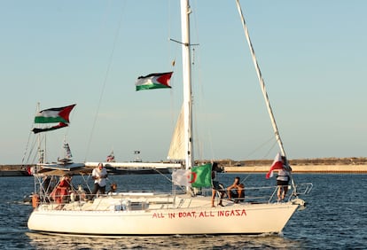 Un barco de la flotilla con ayuda para Gaza, este domingo en el puerto de Bizerte, en Túnez.