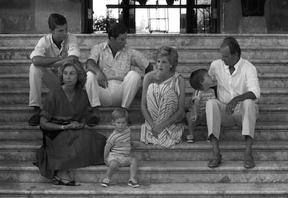 Los reyes Juan Carlos y Sofía y el príncipe Felipe posan con los príncipes de Gales, Carlos y Diana, y sus hijos Enrique, el pequeño de dos años, y Guillermo, de cuatro, que habla con el Rey, en la escalinata del palacio de Miravent, residencia de la Familia Real en Palma de Mallorca, donde se encuentran de vacaciones el 9 de agosto de 1986.