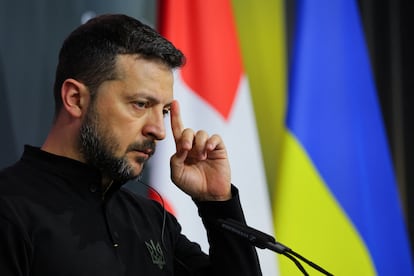 El presidente de Ucrania, Volodímyr Zelenski, durante una rueda de prensa este sábado en Stansstad (Suiza). 