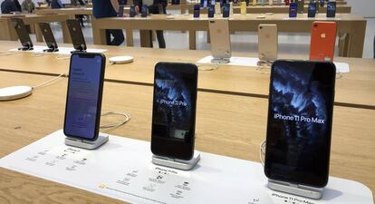 Varios iPhone expuestos en una tienda de Apple en Boston este martes.