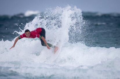 Un surfista compite durante el Open Quicksilver, prueba perteneciente a la World Surf League Boardmasters, en Cornwall (Inglaterra).