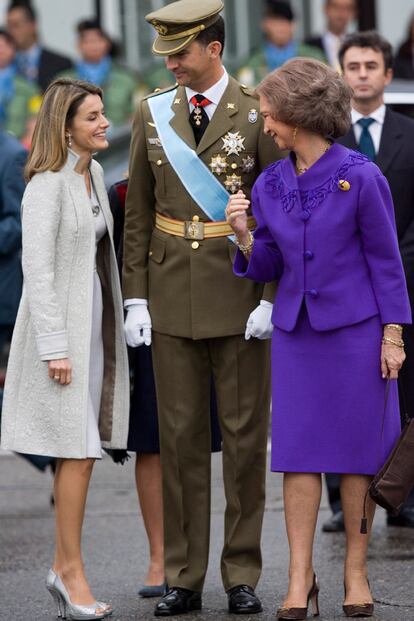 El vestido blanco se completaba con un abrigo brocado.?